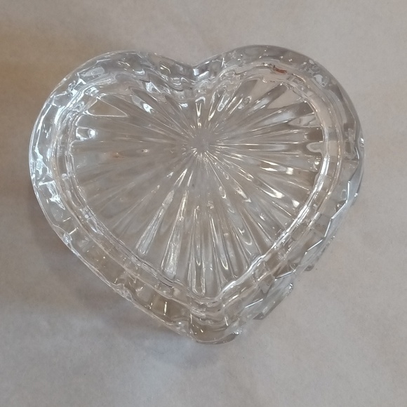 Lead crystal heart shaped dish with lid EUC jewelry box or trinket box LIKE NEW - Picture 1 of 7